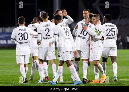 Clermont-Ferrand, Frankreich - 09. April: Neymar Junior von Paris Saint Germain (C) feiert sein Tor mit seinen Teamkollegen während der Ligue 1 Uber Eats Matte Stockfoto