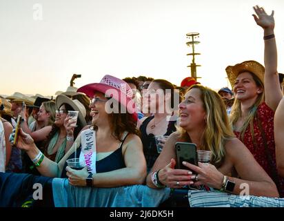 Indio, Kalifornien, 30. April 2022 - das Publikum hat Spaß beim Stagecoach Country Music Festival. Kredit: Ken Howard/Alamy Live Nachrichten Stockfoto