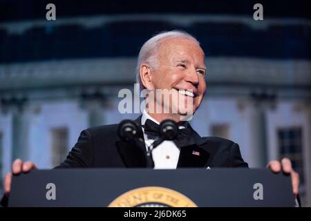 US-Präsident Joe Biden spricht beim Korrespondenten-Dinner im Weißen Haus im Washington Hilton in Washington, DC, USA, am 30. April 2022. Bidens Auftritt ist das erste Mal, dass ein Präsident seit sechs Jahren die Haupterscheinung der Veranstaltung vorstellt. Stockfoto