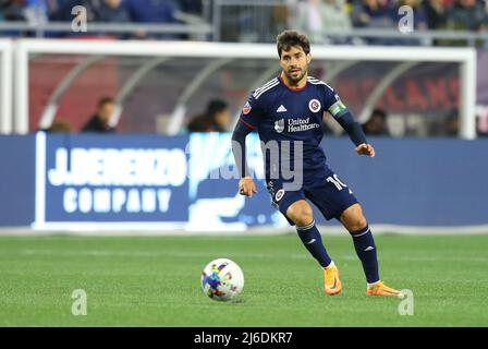 Foxborough, MA, USA. 30. April 2022; Foxborough, MA, USA; New England Revolution Mittelfeldspieler Carles Gil (10) in Aktion während eines MLS-Spiels zwischen Inter Miami FC und New England Revolution im Gillette Stadium. Anthony Nesmith/CSM Credit: CAL Sport Media/Alamy Live News Stockfoto