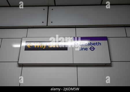 Ein neues Schild, das auf die Elizabeth Line führt, ist in der Londoner U-Bahn-Station zu sehen. In der U-Bahn-Station Tottenham Court Road sind Schilder zur Vorbereitung der Eröffnung der Elizabeth Line, die im ersten Halbjahr 2022 stattfinden soll, vorhanden. Der neu entwickelte crossrail in London ist nach der Queen Elizabeth II. Benannt Stockfoto