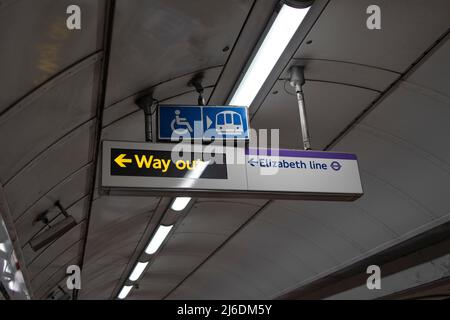 Ein neues Schild, das auf die Elizabeth Line führt, ist in der Londoner U-Bahn-Station zu sehen. In der U-Bahn-Station Tottenham Court Road sind Schilder zur Vorbereitung der Eröffnung der Elizabeth Line, die im ersten Halbjahr 2022 stattfinden soll, vorhanden. Der neu entwickelte crossrail in London ist nach der Queen Elizabeth II. Benannt Stockfoto