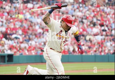 St. Louis Cardinals Yadier Molina wirft seine Fledermaus empört nach einem Ausflug im fünften Inning gegen das Arizona Diamondbacks Busch Stadium in St. Louis am Samstag, 30. April 2022. Foto von Bill Greenblatt/UPI Stockfoto