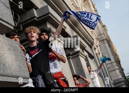 Die Fans des spanischen Fußballteams Real Madrid feiern die Meisterschaft der LaLiga Santander 2021/22, nachdem sie auf der Cibeles plaza mathematisch ihre Trophäe von 35. gewonnen haben. Stockfoto