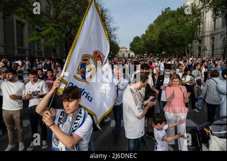 Die Fans des spanischen Fußballteams Real Madrid feiern die Meisterschaft der LaLiga Santander 2021/22, nachdem sie auf der Cibeles plaza mathematisch ihre Trophäe von 35. gewonnen haben. (Foto von Miguel Candela / SOPA Images/Sipa USA) Stockfoto