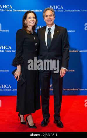 Evan Ryan, Left, und Antony Blinken kommen am Samstag, den 30. April 2022, zum Jahresessen der White House Correspondenents Association 2022 im Washington Hilton Hotel an. Dies ist das erste Mal seit 2019, dass die WHCA aufgrund der COVID-19-Pandemie ihr jährliches Abendessen veranstaltet. Kredit: Rod Lamkey / CNP Stockfoto