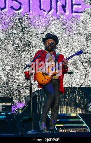 Indio, Kalifornien, 30. April 2022 - Brothers Osborne auf der Bühne beim Stagecoach Country Music Festival. Kredit: Ken Howard/Alamy Live Nachrichten Stockfoto