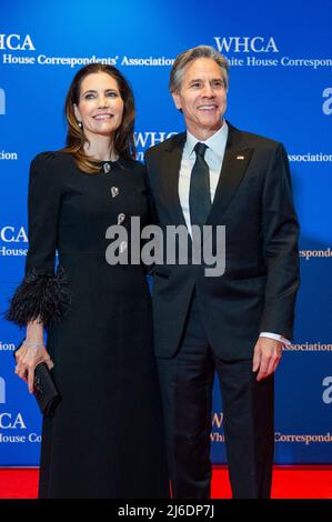 Evan Ryan, Left, und Antony Blinken kommen am Samstag, den 30. April 2022, zum Jahresessen der White House Correspondenents Association 2022 im Washington Hilton Hotel an. Dies ist das erste Mal seit 2019, dass die WHCA aufgrund der COVID-19-Pandemie ihr jährliches Abendessen veranstaltet. Kredit: Rod Lamkey / CNP Stockfoto