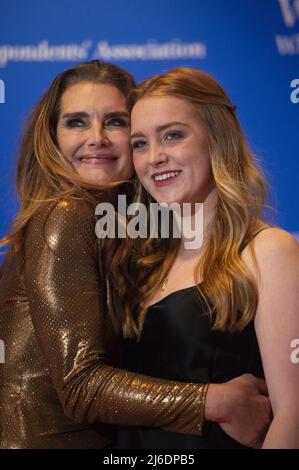 Die Schauspielerin Brooke Shields und ihre Tochter Rowan kommen am Samstag, den 30. April 2022, zum Abendessen der Korrespondenten-Vereinigung des Weißen Hauses 2022 im Washington Hilton in Washington, DC an. Das Abendessen ist in diesem Jahr zum ersten Mal seit 2019 wieder da. Foto von Bonnie Cash/UPI.... . Stockfoto