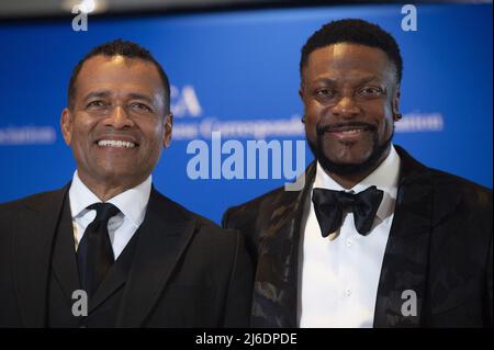 Der amerikanische Filmregisseur Mario Van Peebles (L) und der Comedian Chris Tucker treffen am Samstag, den 30. April 2022, beim Dinner der Korrespondenten-Vereinigung des Weißen Hauses 2022 im Washington Hilton in Washington, DC ein. Das Abendessen ist in diesem Jahr zum ersten Mal seit 2019 wieder da. Foto von Bonnie Cash/UPI.... . Stockfoto