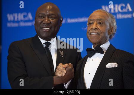 Der Anwalt Benjamin Crump und der Bürgerrechtler Al Sharpton kommen am Samstag, den 30. April 2022, zum Abendessen der Korrespondenten-Vereinigung des Weißen Hauses 2022 im Washington Hilton in Washington, DC an. Das Abendessen ist in diesem Jahr zum ersten Mal seit 2019 wieder da. Foto von Bonnie Cash/UPI.... . Stockfoto