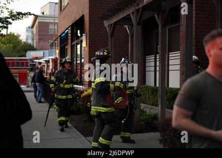 Seattle, WA, USA. 30. April 2022. Feuerwehrleute gehen in die Wohnung. Das Feuer wurde aufgrund einer noch vorhandenen Brandlast auf dem Ofen ausgelöst. Quelle: Ananya Mishra/Alamy Live News Stockfoto