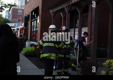 Seattle, WA, USA. 30. April 2022. Feuerwehrleute besprechen ihren Aktionsplan für die Wohnung. Das Feuer wurde aufgrund einer noch vorhandenen Brandlast auf dem Ofen ausgelöst. Quelle: Ananya Mishra/Alamy Live News Stockfoto