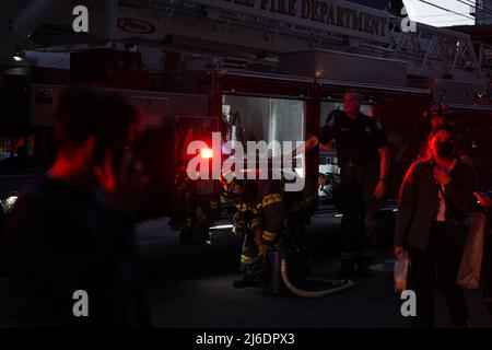 Seattle, WA, USA. 30. April 2022. Feuerwehrleute packen ihre Ausrüstung ein, nachdem sie sich um einen Wohnungsbrand gekümmert haben. Das Feuer wurde aufgrund einer noch vorhandenen Brandlast auf dem Ofen ausgelöst. Quelle: Ananya Mishra/Alamy Live News Stockfoto