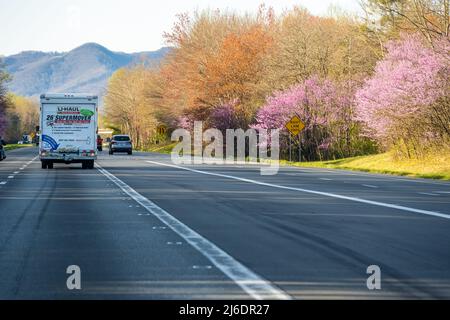 U-Haul-Transporter auf der I-77 in der Nähe von Mt. Airy, North Carolina, nähert sich Anfang Frühjahr der Staatsgrenze von Virginia. (USA) Stockfoto