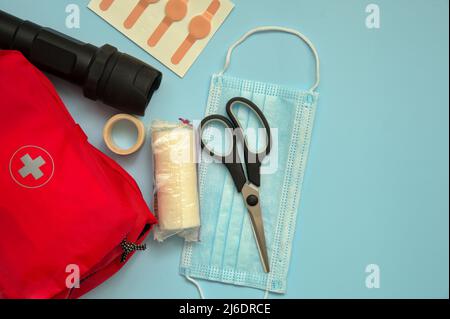 Direkt über der Aufnahme des Verbandskastens vor blauem Hintergrund Stockfoto
