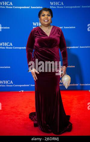 April Ryan kommt am Samstag, den 30. April 2022, zum Jahresessen der White House Correspondenents Association 2022 im Washington Hilton Hotel an. Dies ist das erste Mal seit 2019, dass die WHCA aufgrund der COVID-19-Pandemie ihr jährliches Abendessen veranstaltet. Kredit: Rod Lamkey / CNP Stockfoto