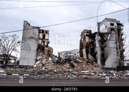 6. April 2022, Borodyanka, Ukraine: Zerstörtes Gebäude von russischen Luftangriffen getroffen. Borodyanka, eine Stadt in der Region Kiew, etwa 50 km nordwestlich der ukrainischen Hauptstadt, wurde in der ersten Phase des Konflikts von der russischen Armee besetzt. Die kleine Stadt wurde besonders stark von russischen Angriffen getroffen, 90 % der Innenstadt wurden zerstört. (Bild: © Rick Mave/SOPA Images via ZUMA Press Wire) Stockfoto