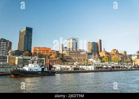 Waterfront und Schlepper an der berühmten Anlegestelle an den St. Pauli Landungsbrücken in Hamburg, Deutschland Stockfoto