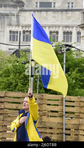 Manchester, Großbritannien, 30.. April 2022. Protest gegen die russische Invasion der Ukraine in Piccadilly Gardens, im Zentrum von Manchester, England, Großbritannien und den Britischen Inseln. Ein Mann hält eine große ukrainische Flagge. Es wurde vom Ukrainischen Kulturzentrum „Dnipro“ Manchester organisiert. Seit Beginn der Invasion Russlands wurden mehr als 500 Kinder getötet oder verletzt. Quelle: Terry Waller/Alamy Live News Stockfoto