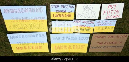 Manchester, Großbritannien, 30.. April 2022. Plakate unterstützen den Protest gegen die russische Invasion der Ukraine in Piccadilly Gardens, im Zentrum von Manchester, England, Großbritannien und den Britischen Inseln. Es wurde vom Ukrainischen Kulturzentrum „Dnipro“ Manchester organisiert. Seit Beginn der Invasion Russlands wurden mehr als 500 Kinder getötet oder verletzt. Quelle: Terry Waller/Alamy Live News Stockfoto
