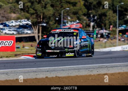 1.. Mai 2022: Wanneroo Raceway, Perth, Western Australia; 2022 Bunnings Trade Perth Supecars-Rennen: Monster Energy-Rennwagen Nummer 6, der von Cam Waters während des Qualifyings bei den Perth Supercars gefahren wurde Stockfoto