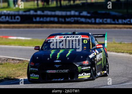 1.. Mai 2022: Wanneroo Raceway, Perth, Western Australia; 2022 Bunnings Trade Perth Supecars-Rennen: Monster Energy-Rennwagen Nummer 6, der von Cam Waters während des Qualifyings bei den Perth Supercars gefahren wurde Stockfoto