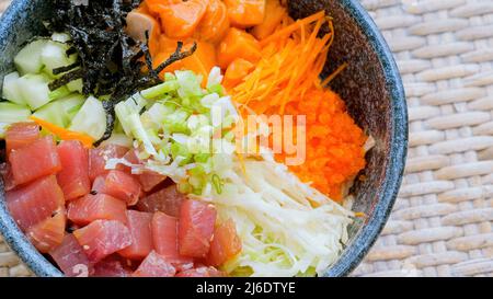 Nahaufnahme einer Schüssel mit hawaiianischen Gerichten und gewürfeltem rohem Lachs und Thunfisch Stockfoto