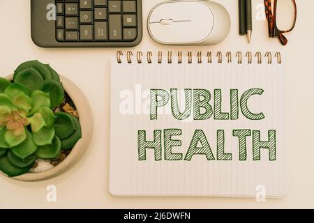 Textschild mit der Anzeige des öffentlichen Gesundheitswesens. Business-Schaufenster zur Förderung eines gesunden Lebensstils für die Gemeinschaft und die Präsentation von Bürobedarf über dem Schreibtisch mit Stockfoto