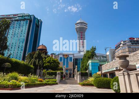 Niagara Falls, Kanada - 27. August 2021: Der Niagara Falls Casino Tower mit dem Hard Rock Cafe davor. Stadtbild der Stadt an der beliebtesten wa Stockfoto