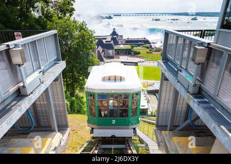 Niagara Falls, Kanada - 27. August 2021: Niagara Parks Falls Incline Railway verbindet Fallsview Area mit Table Rock Center, bietet Fahrern ein einzigartiges V Stockfoto