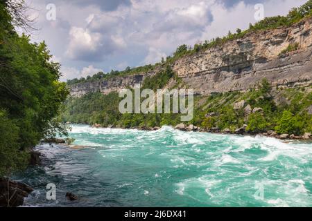 Stromschnellen im Niagara River in der Nähe des sogenannten Whirlpools bei den nagar Falls. Der Fluss schlängelt sich mit immenser Geschwindigkeit durch die hohen Schluchten. Niagarafälle Stockfoto