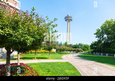 Niagarafälle, Kanada - 27. August 2021: Das berühmteste Restaurant der Niagarafälle – der Skylon Tower mit einzigartigem Aussichtspunkt auf die Horseshoe Falls. Stockfoto