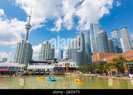 Toronto, Kanada - 26. August 2021: Skyline der Stadt vom Hafen von Toronto mit Blick auf den CN Tower, das Wahrzeichen der Metropole Ontario. Nordamerika Sk Stockfoto