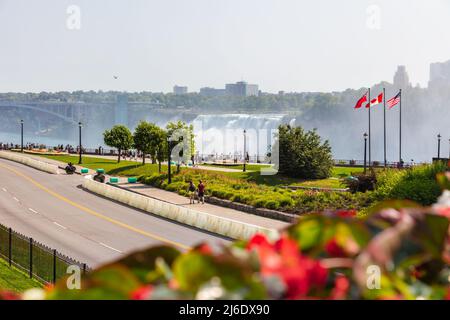 Die massive US-Seite der Niagarafälle, eine Gruppe von drei Wasserfällen am südlichen Ende der Niagara Gorge, erstreckt sich über die Grenze zwischen Kanada und United Stockfoto