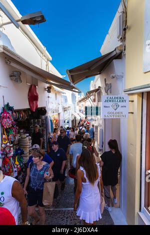 Santorini, Griechenland - 6. August 2021: Touristen drängen sich durch die engen Gassen von Santorini. Menschenmassen besuchen die kleine Insel in den kykladen Stockfoto