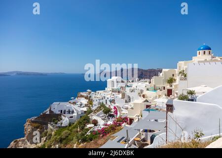 Santorini, Griechenland - 7. August 2021: Blick über die Dächer der typischen Häuser von Santorini, Insel im kykladen-Archipel in der Ägäis. Whit Stockfoto