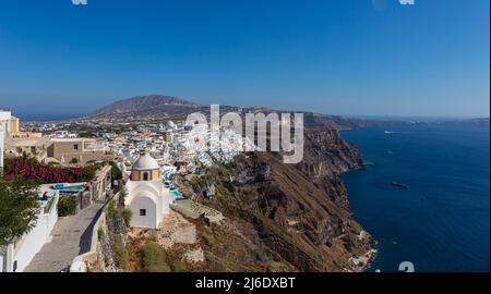 Santorini, Griechenland - 7. August 2021: Blick über die Dächer der typischen Häuser von Santorini, Insel im kykladen-Archipel in der Ägäis. Whit Stockfoto