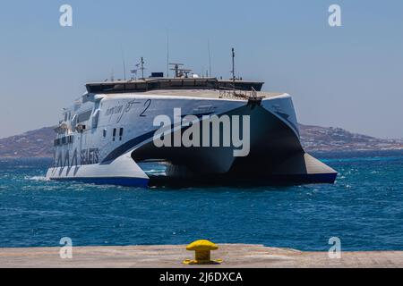 Mykonos, Griechenland - 2. August 2021: Eine große Katamaran-Fähre kommt im Hafen von Mykonos an. Eine der Inseln im archipel der kykladen im Stockfoto