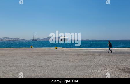 Mykonos, Griechenland - 2. August 2021: Eine große Katamaran-Fähre kommt im Hafen von Mykonos an. Eine der Inseln im archipel der kykladen im Stockfoto