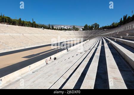 Athen, Griechenland - 26. Juli 2021: Panathenaic Stadium oder Kallimarmarmaro ist das einzige Stadion der Welt, das komplett aus Marmor gebaut wurde. Umgebaut in Marmor b Stockfoto