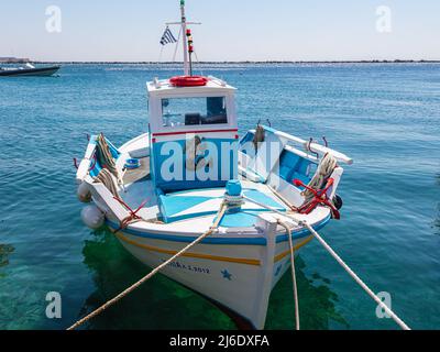 Tinos, Griechenland - 02. Juli 2021: Traditionelles Fischerboot im Hafen von Tinos, einer griechischen Insel in der Ägäis. Es befindet sich in der Kyklade Stockfoto