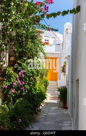 Ermoupoli, Griechenland - 6. Juli 2021: Typische mediterrane schmale Gasse auf der griechischen Insel Syros. Das Hotel liegt in der Ägäis in den Kykladen ar Stockfoto