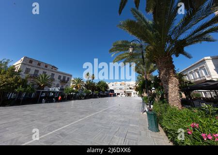 Syros, Griechenland - 1. Juli 2021: Miaouli-Platz auf der Insel Syros. Eine der Inseln des archipels der kykladen in der Ägäis. Ermoupoli-Kapit Stockfoto
