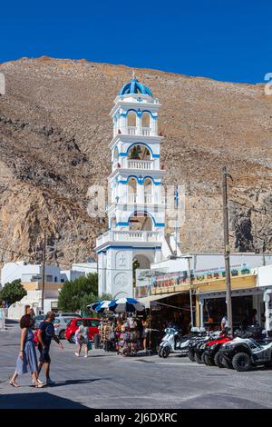 Santorini, Griechenland - 7. August 2021: Griechischer Kirchturm, Timiou Stavro, in Perissa, Insel Santorini, Griechenland. Glockenturm im kleinen Dorf mit Stockfoto