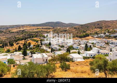 Typisch griechische Architektur in den Bergen von Paros, einer griechischen Insel in der Ägäis, die sich im Archipel der Kykladen befindet. Weiß Getüncht Stockfoto