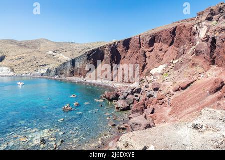 Red Beach liegt in der Nähe des alten Dorfes Akrotiri und ist einer der berühmtesten und schönsten Strände von Santorini, Griechenland. Ideal zum Tauchen, Stockfoto
