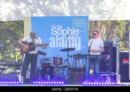 Avalon Beach, Sydney, Australien. Climate 200 unterstützt unabhängige Kandidatin Dr. Sophie Scamps, hält ein Election Beat Music Konzert in Avalon Beach Sydney ab. Dr. Scamps bestreitet den Sitz von Mackellar bei den Bundestagswahlen vom 2022. Mai, der Sitz wird derzeit vom liberalen Abgeordneten Jason Falinski gehalten. Dr. Scamps ist einer von vielen unabhängigen Kandidaten, die von Climate 200 unterstützt werden, wo der Geschäftsmann Simon Holmes A Court Einberufungsrichter ist. Credit Martin Berry@ alamy Live Nachrichten. Stockfoto