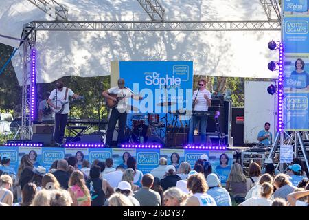 Avalon Beach, Sydney, Australien. Climate 200 unterstützt unabhängige Kandidatin Dr. Sophie Scamps, hält ein Election Beat Music Konzert in Avalon Beach Sydney ab. Dr. Scamps bestreitet den Sitz von Mackellar bei den Bundestagswahlen vom 2022. Mai, der Sitz wird derzeit vom liberalen Abgeordneten Jason Falinski gehalten. Dr. Scamps ist einer von vielen unabhängigen Kandidaten, die von Climate 200 unterstützt werden, wo der Geschäftsmann Simon Holmes A Court Einberufungsrichter ist. Credit Martin Berry@ alamy Live Nachrichten. Stockfoto