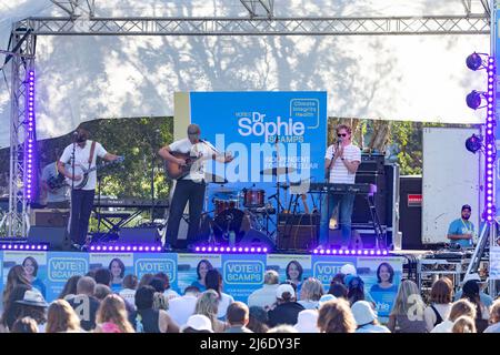 Avalon Beach, Sydney, Australien. Climate 200 unterstützt unabhängige Kandidatin Dr. Sophie Scamps, hält ein Election Beat Music Konzert in Avalon Beach Sydney ab. Dr. Scamps bestreitet den Sitz von Mackellar bei den Bundestagswahlen vom 2022. Mai, der Sitz wird derzeit vom liberalen Abgeordneten Jason Falinski gehalten. Dr. Scamps ist einer von vielen unabhängigen Kandidaten, die von Climate 200 unterstützt werden, wo der Geschäftsmann Simon Holmes A Court Einberufungsrichter ist. Credit Martin Berry@ alamy Live Nachrichten. Stockfoto